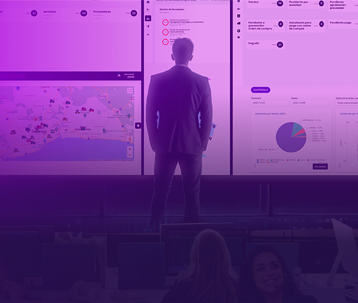 hombre-de-negocios-observa-pantallas-de-plataforma-logistica-integral