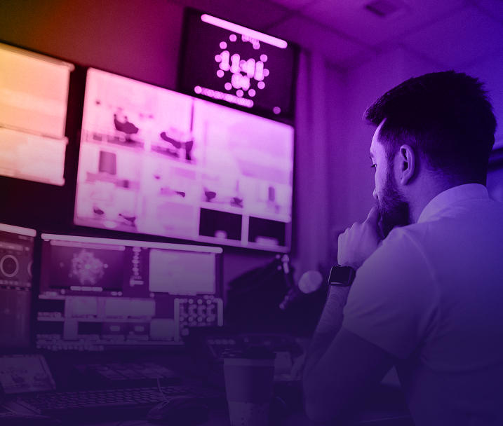 hombre-valida-flujo-de-aseguradoras-en-centro-de-monitoreo